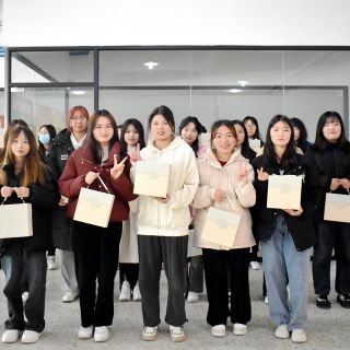 “送你一朵小紅花”！邊鋒開展婦女節(jié)福利贈(zèng)送活動(dòng)